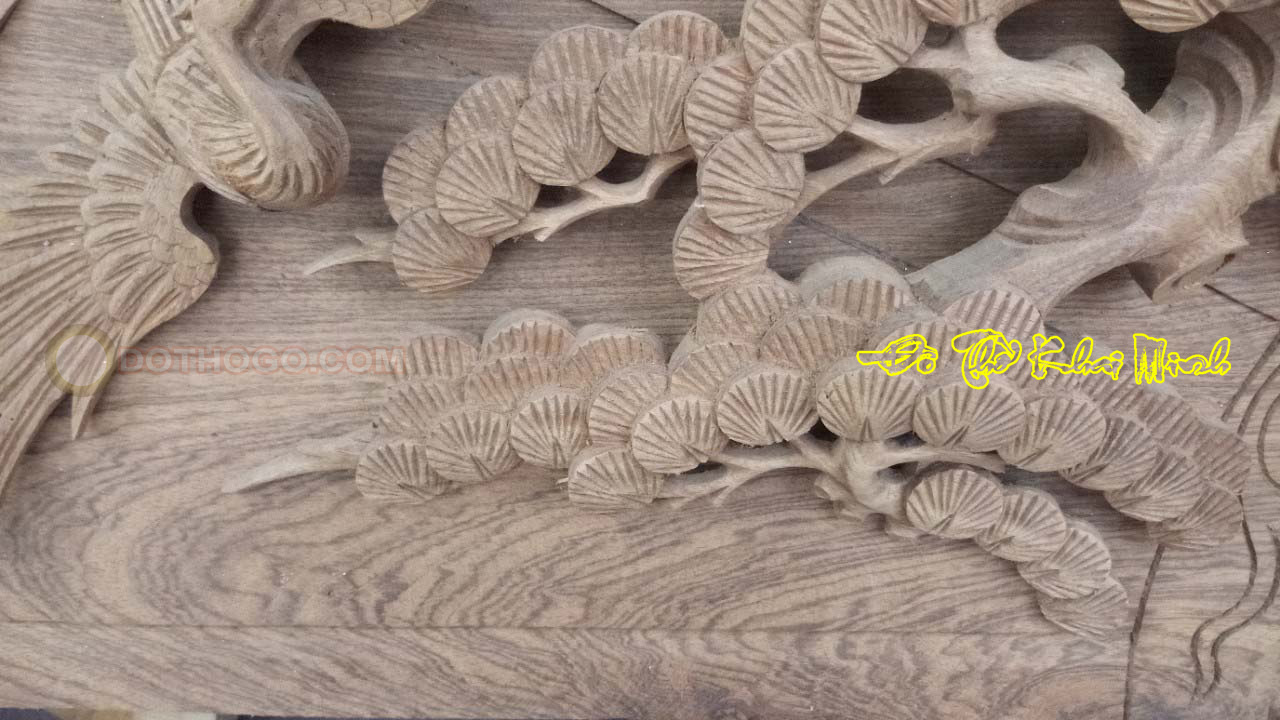 Quạt gỗ Tùng Hạc diên niên trưng bày phòng thờ