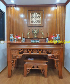 Bàn thờ gỗ đẹp cùng vách thờ và bộ đồ thờ gốm sứ