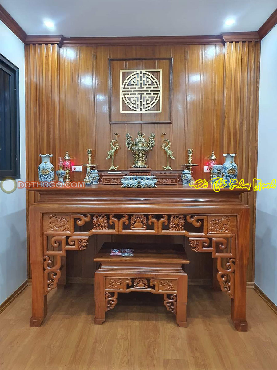 Bàn thờ gỗ đẹp cùng vách thờ và bộ đồ thờ gốm sứ