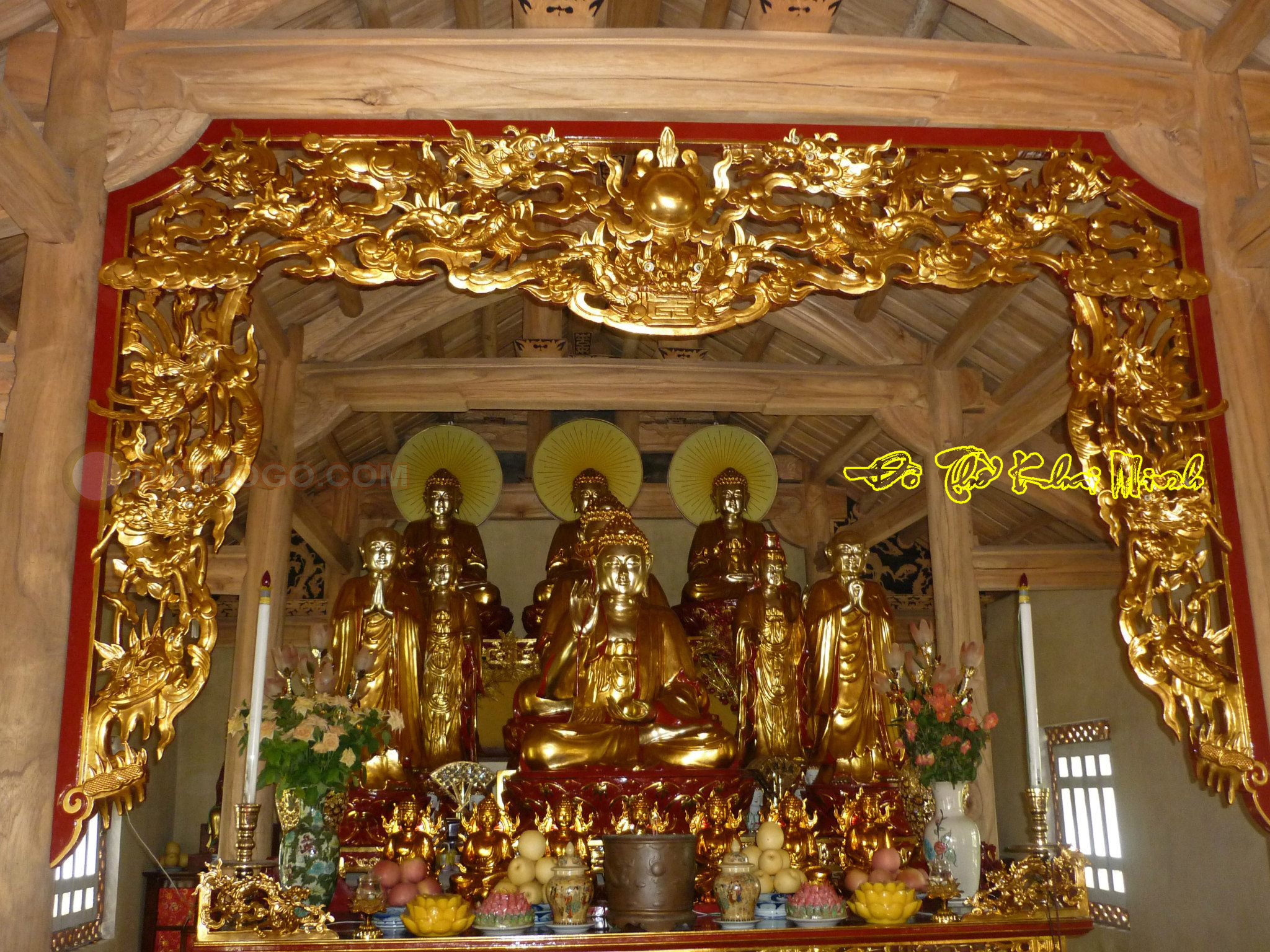 Cửa vòng thờ đình chùa, đền điện