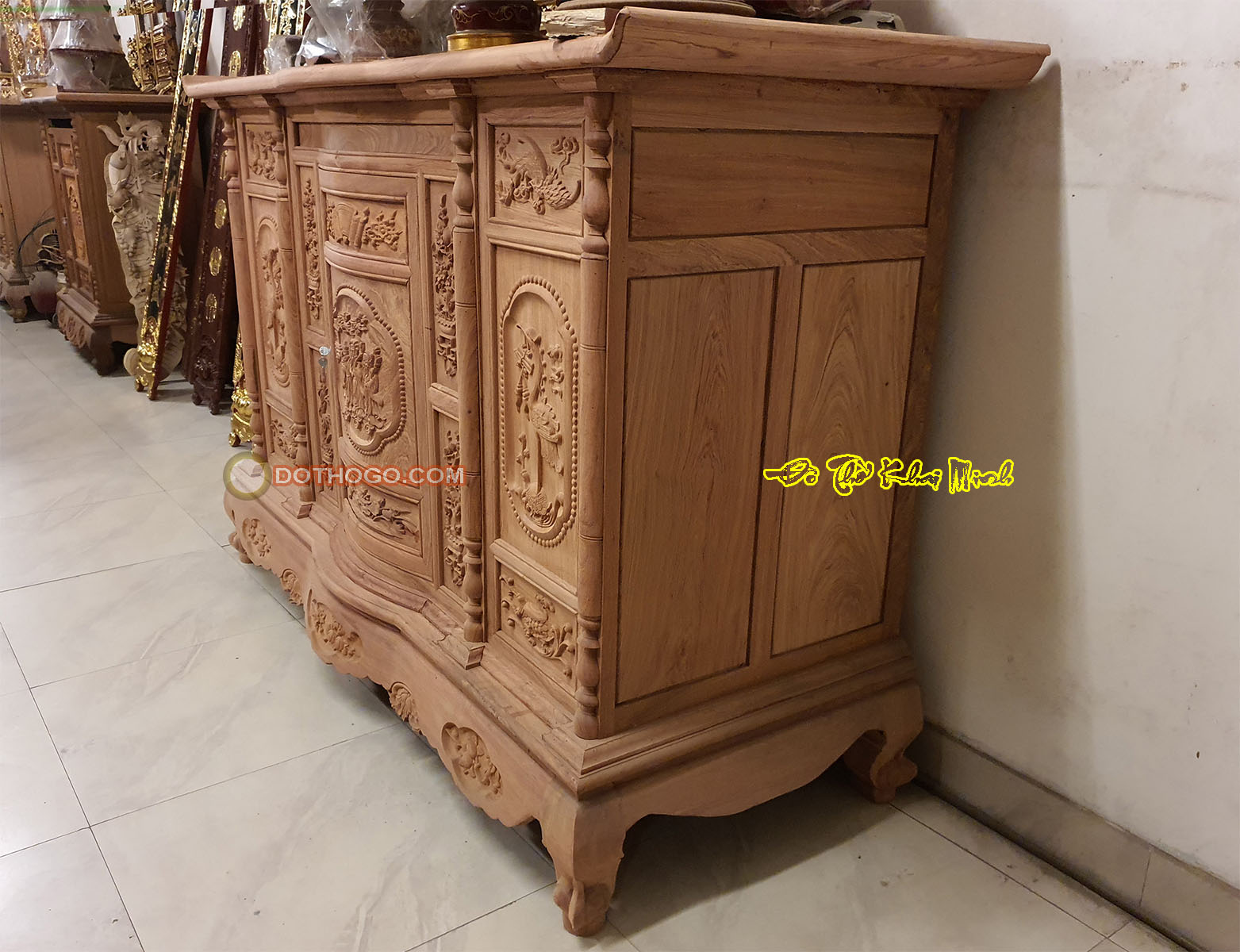 Mẫu tủ thờ gia tiên đẹp chạm Tam đa