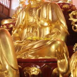 Tượng Phật A Di Đà ở giữa trong Bộ tượng Di đà tam tôn