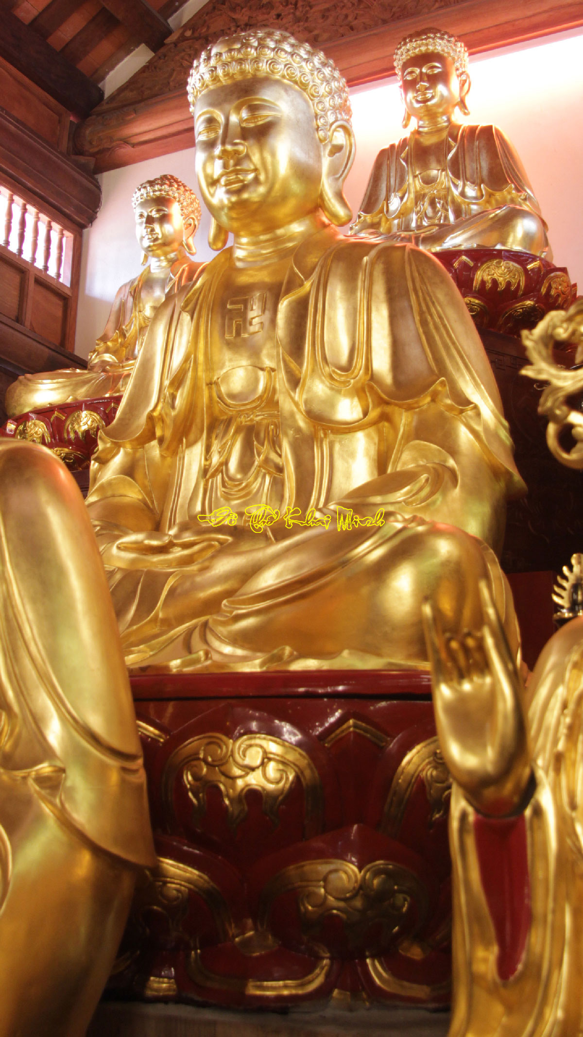 Tượng Phật A Di Đà ở giữa trong Bộ tượng Di đà tam tôn