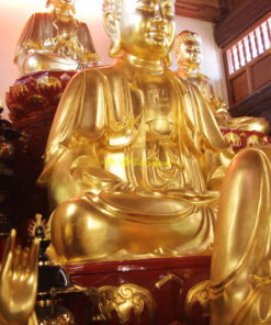 Tượng Phật A Di Đà ở giữa