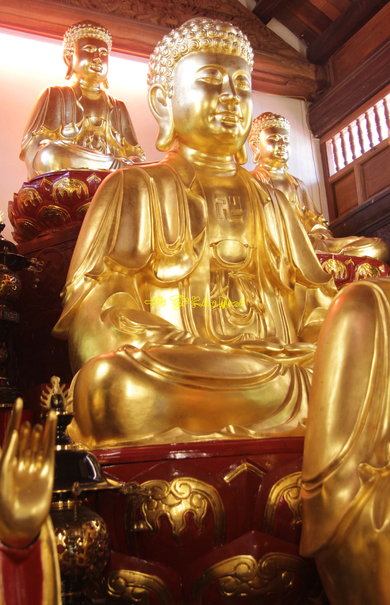Tượng Phật A Di Đà với chữ Vạn ở ngực